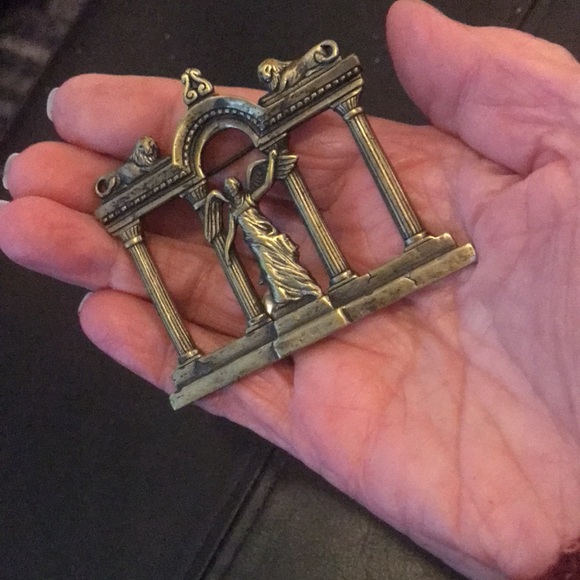 JJ JONETTE Vintage Goldtone Roman City Gate Brooch - Picture 3 of 3